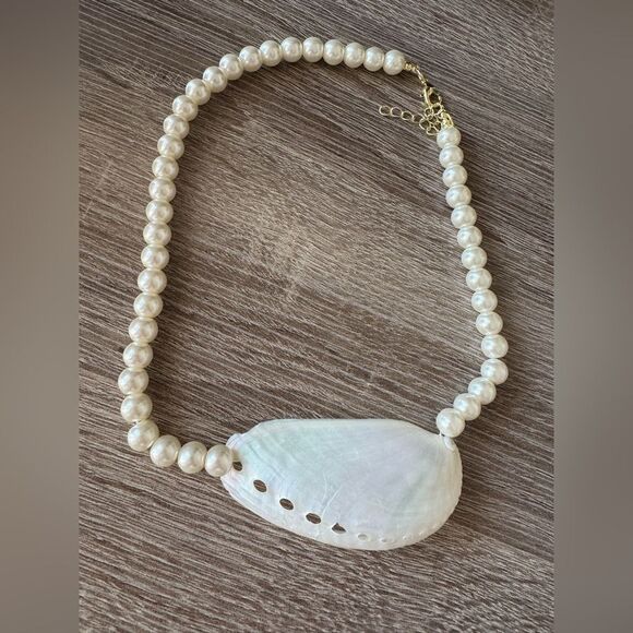 Pearl and Shell Necklace N865 - Picture 2 of 4